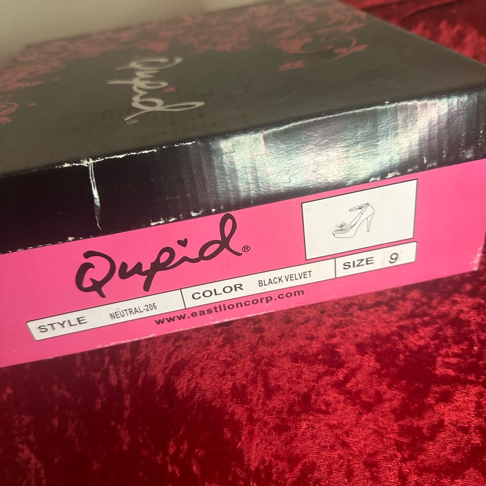 QUPID Black Velvet size 9 Super Sexy 5 inch heels with a beautiful flower - Picture 4 of 13